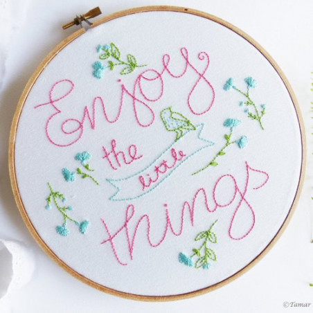 Kit de broderie traditionnelle "Enjoy the little things" de Tamar Nahir-Yanai