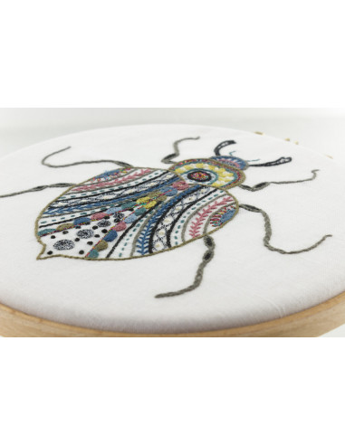 Kit de broderie traditionnelle "Barnabé le scarabée" de Un Chat dans l'aiguille