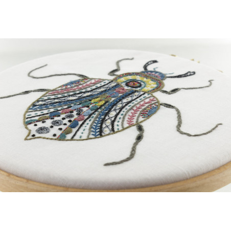 Kit de broderie traditionnelle "Barnabé le scarabée" de Un Chat dans l'aiguille