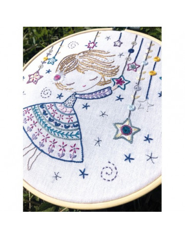 Kit de broderie traditionnelle "Quand Salomé allume les étoiles" de Un Chat dans l'aiguille