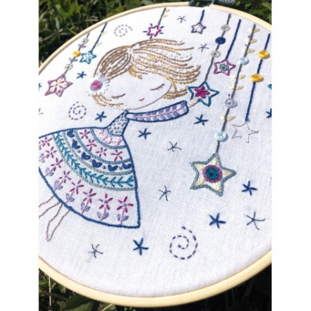 Kit de broderie traditionnelle "Quand Salomé allume les étoiles" de Un Chat dans l'aiguille