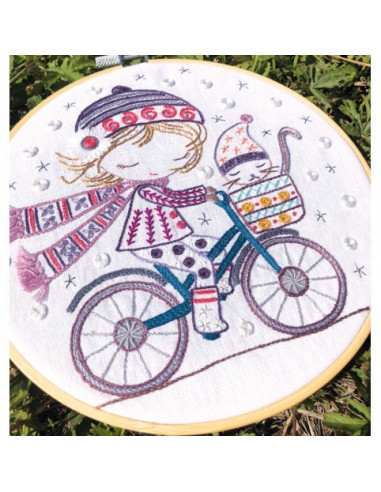 Kit de broderie traditionnelle "Quand Salomé se promène à vélo" de Un Chat dans l'aiguille