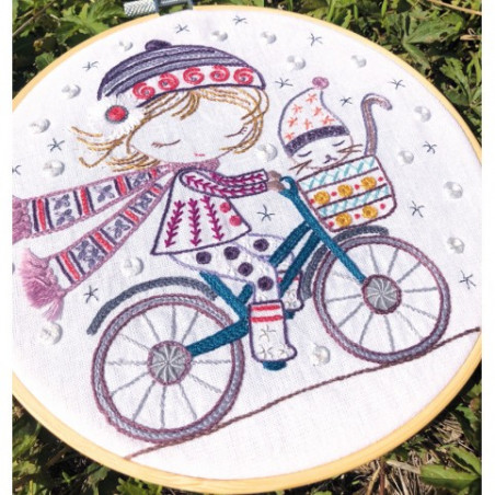 Kit de broderie traditionnelle "Quand Salomé se promène à vélo" de Un Chat dans l'aiguille