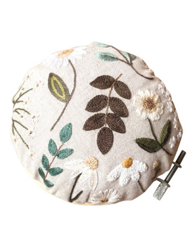 Kit de broderie traditionnelle "Pique-aiguilles fleuri - Louise" de Un Chat dans l'aiguille