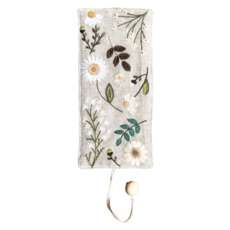 Kit de broderie traditionnelle "Marque pages fleuri - Louise" de Un Chat dans l'aiguille