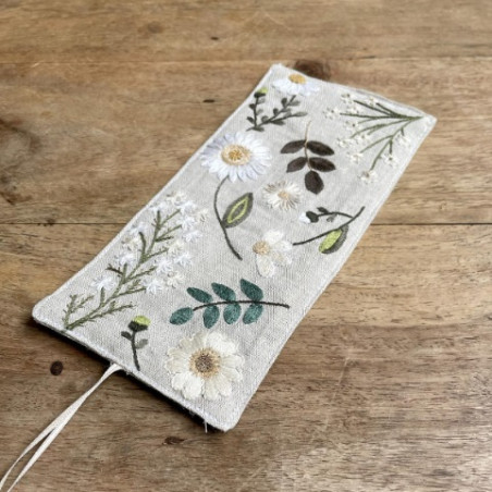 Kit de broderie traditionnelle "Marque pages fleuri - Louise" de Un Chat dans l'aiguille