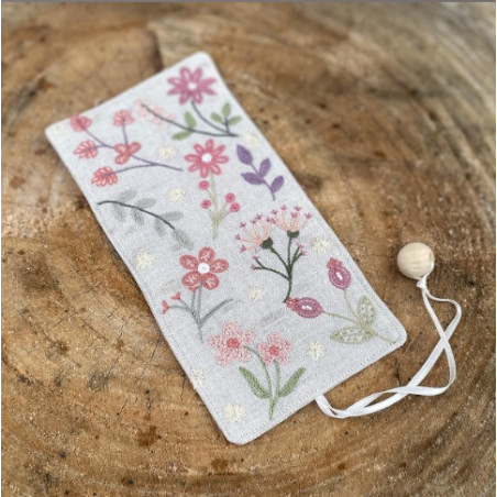 Kit de broderie traditionnelle "Marque pages fleuri - Morgane" de Un Chat dans l'aiguille