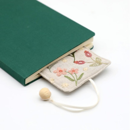 Kit de broderie traditionnelle "Marque pages fleuri - Morgane" de Un Chat dans l'aiguille