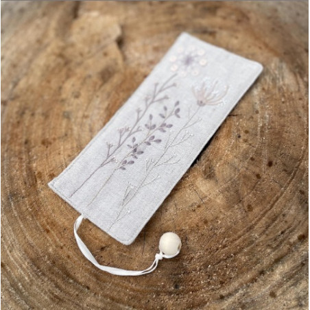 Marque page fleuri - broderie traditionnelle - broderie passion - un chat aiguille