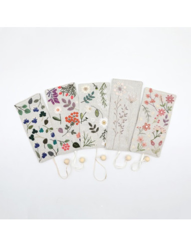 Marque page fleuri - broderie traditionnelle - broderie passion - un chat aiguille