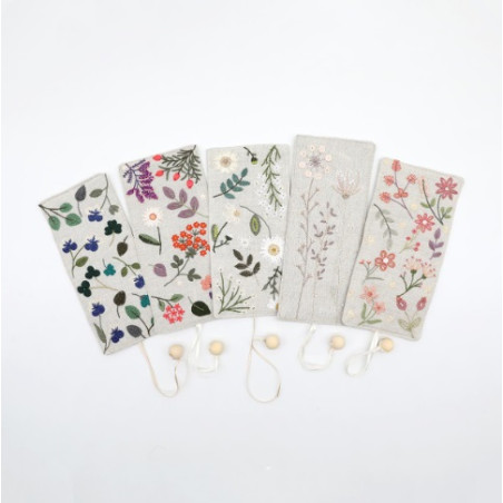 Marque page fleuri - broderie traditionnelle - broderie passion - un chat aiguille