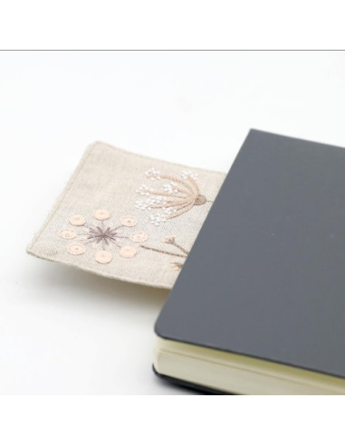 Marque page fleuri - broderie traditionnelle - broderie passion - un chat aiguille