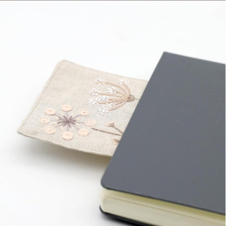 Marque page fleuri - broderie traditionnelle - broderie passion - un chat aiguille