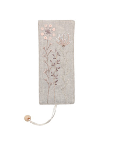 Marque page fleuri - broderie traditionnelle - broderie passion - un chat aiguille
