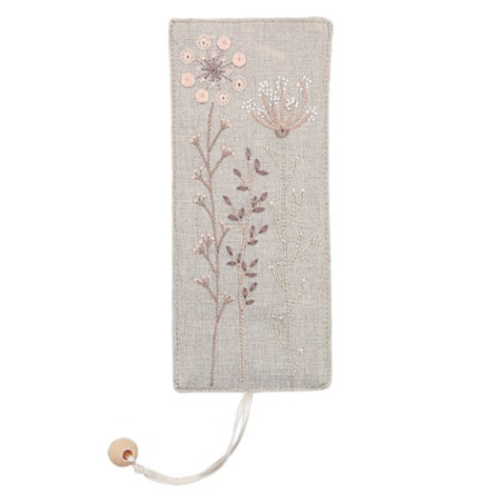 Marque page fleuri - broderie traditionnelle - broderie passion - un chat aiguille