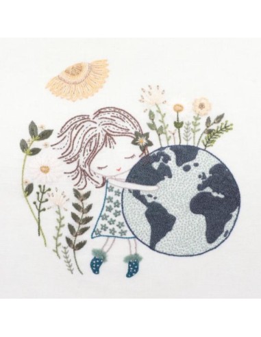 Kit de broderie traditionnelle "Salomé prend soin de la terre" de Un Chat dans l'aiguille