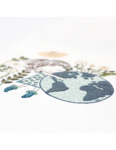 Kit de broderie traditionnelle "Salomé prend soin de la terre" de Un Chat dans l'aiguille