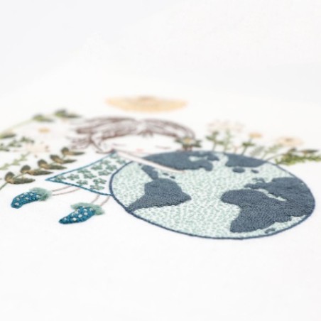 Kit de broderie traditionnelle "Salomé prend soin de la terre" de Un Chat dans l'aiguille