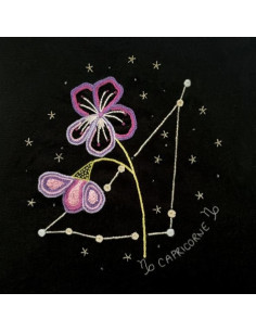 Kit de broderie traditionnelle "Capricorne et sa violette" de Un Chat dans l'aiguille