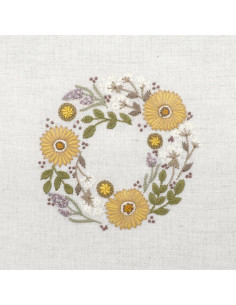 Kit de broderie traditionnelle "Couronne de tournesols - Petite couronne d'août" de Un Chat dans l'aiguille
