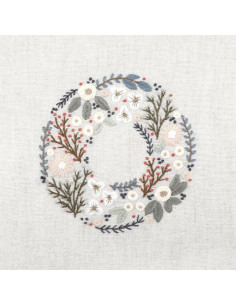 Kit de broderie traditionnelle "Couronne de givre - Petite couronne de novembre" de Un Chat dans l'aiguille